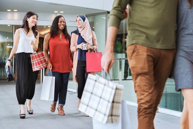 Gruppo di amici shopping in un centro commerciale