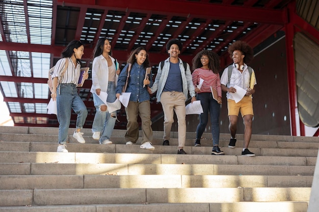 Gruppo di amici studenti che lasciano l'università