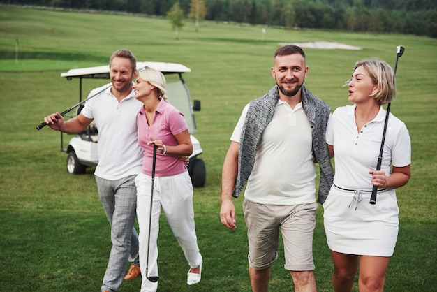 Gruppo di amici sul campo da golf