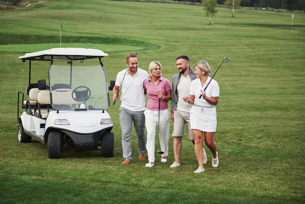 Gruppo di amici sul campo da golf