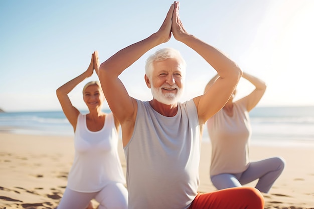 Gruppo di anziani che fanno yoga sulla spiaggia con tempo soleggiato Foto orizzontale