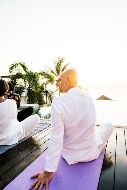 Gruppo di anziani che praticano yoga al mattino