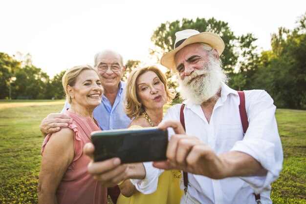 Gruppo di anziani giovanili divertendosi all'aperto