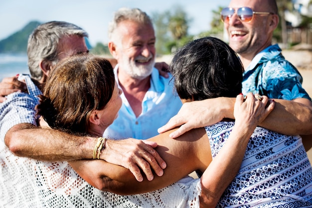 Gruppo di anziani sulla spiaggia