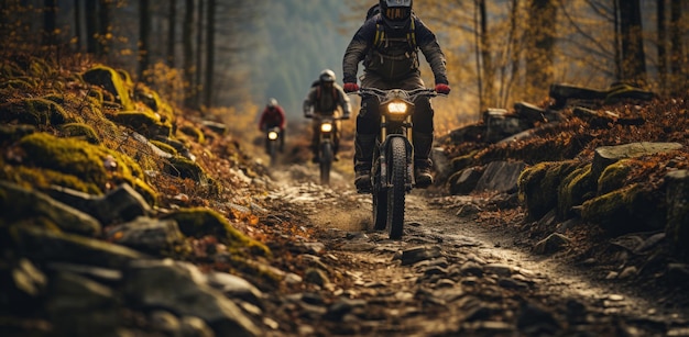 Gruppo di appassionati di mountain bike su virata fangosa nel concetto di sport estremo più forestale