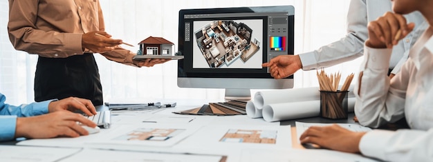 Gruppo di architetti d'interni che discutono insieme sul progetto e sul software di architettura dello schermo del portatile per una progettazione più precisa del layout Design moderno della casa e ristrutturazione Insight