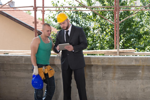 Gruppo Di Architetto Maschile E Operaio Edile Sul Cantiere