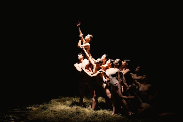 Gruppo di ballerini di balletto moderno arte contemporanea giovani uomini e donne atletici flessibili