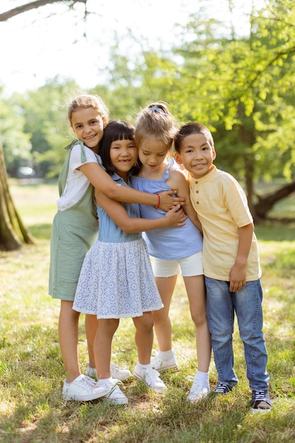 Gruppo di bambini asiatici e caucasici che si divertono nel parco