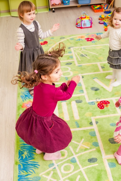 Gruppo di bambini che ballano e battono le mani