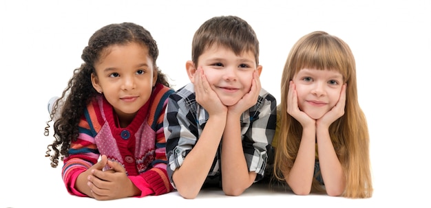 Gruppo di bambini che posano in uno studio