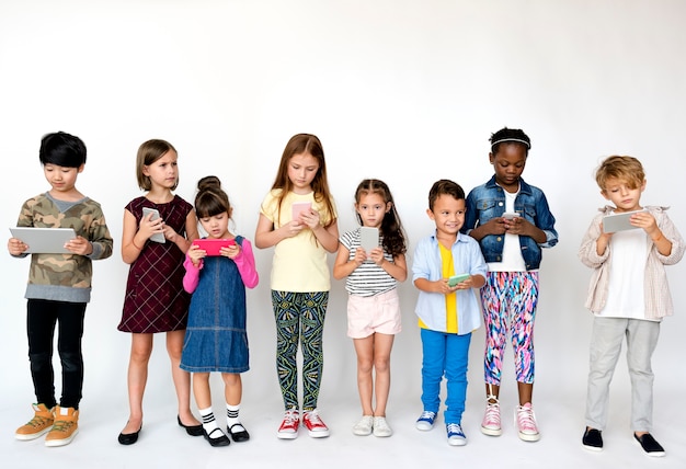 Gruppo di bambini che utilizzano dispositivi digitali Connetti la tecnologia su White Blackground