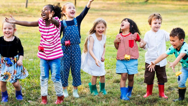 Gruppo di bambini della scuola materna che imparano i viaggi di giardinaggio all&#39;aperto