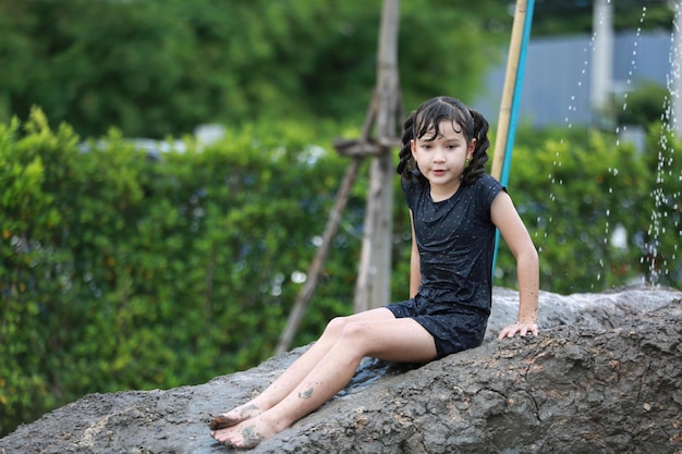 Gruppo di bambini felici che giocano al parco giochi