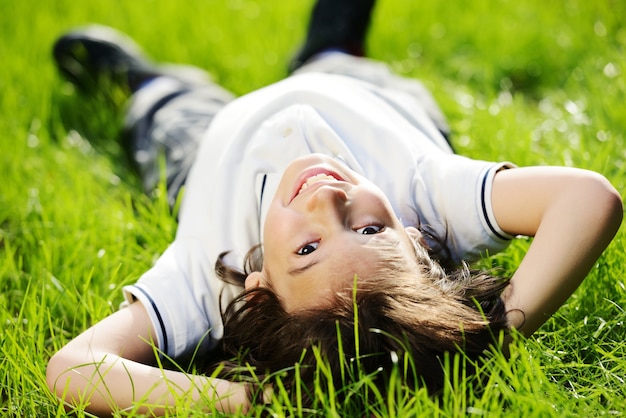 Gruppo di bambini felici che giocano all&#39;aperto nel parco di primavera