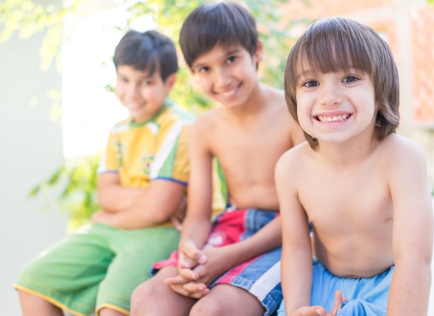 Gruppo di bambini felici in estate