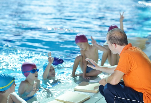 gruppo di bambini felici in piscina