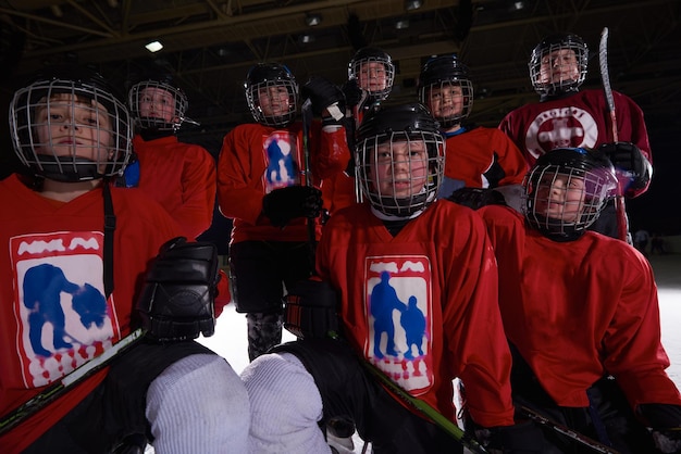 gruppo di bambini felici ritratto di giocatori di sport di squadra di hockey su ghiaccio