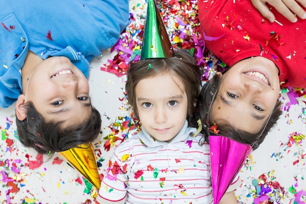 Gruppo di bambini in festa