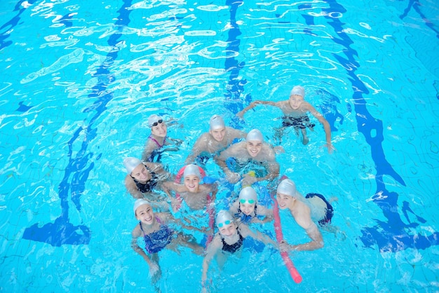 gruppo di bambini in piscina