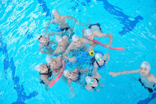 gruppo di bambini in piscina