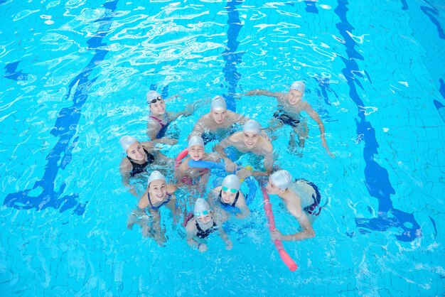 gruppo di bambini in piscina