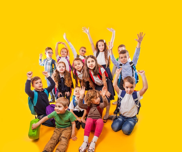 Gruppo di bambini ragazzi e ragazze pronti a tornare a scuola