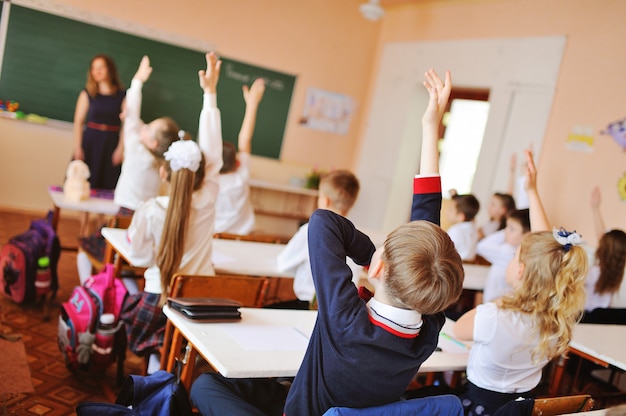 Gruppo di bambini seduti alle loro scrivanie