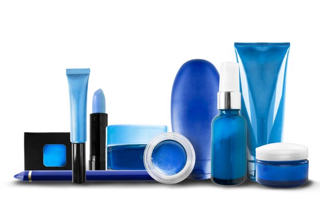 Gruppo di barattoli blu per cosmetici e trucco su sfondo bianco