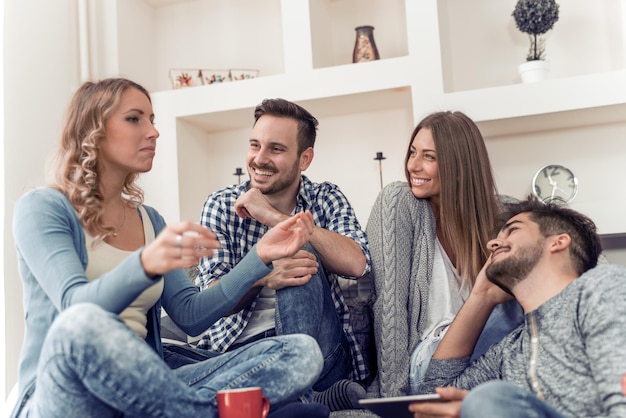 Gruppo di bei giovani che si divertono a casa