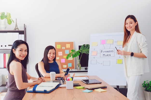 Gruppo di belle donne asiatiche in una riunione