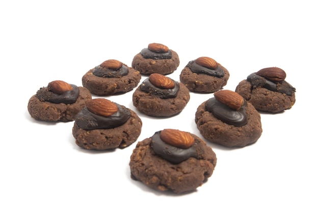 Gruppo di biscotti afgani fatti di cioccolato e cornflakes con mandorle in cima isolate sul retro bianco