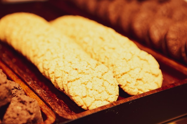 Gruppo di biscotti assortiti Cioccolato bianco con fiocchi d'avena e uvetta