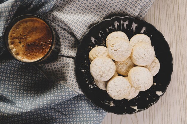 Gruppo di biscotti assortiti. Gocce di cioccolato, uvetta d'avena, cioccolato bianco