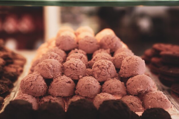 Gruppo di biscotti assortiti. Gocce di cioccolato, uvetta d'avena, cioccolato bianco