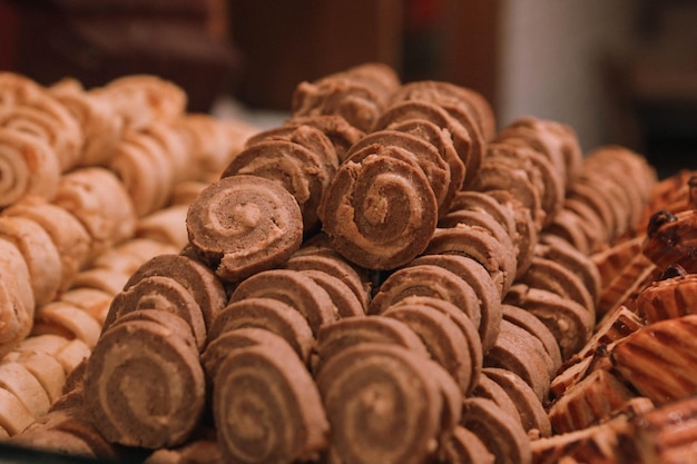 Gruppo di biscotti assortiti. Gocce di cioccolato, uvetta d'avena, cioccolato bianco