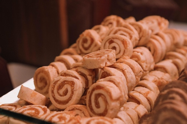 Gruppo di biscotti assortiti. Gocce di cioccolato, uvetta d'avena, cioccolato bianco