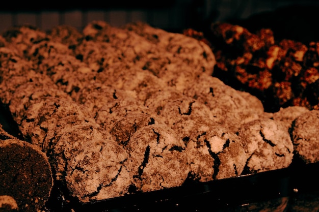 Gruppo di biscotti assortiti. Gocce di cioccolato, uvetta d'avena, cioccolato bianco