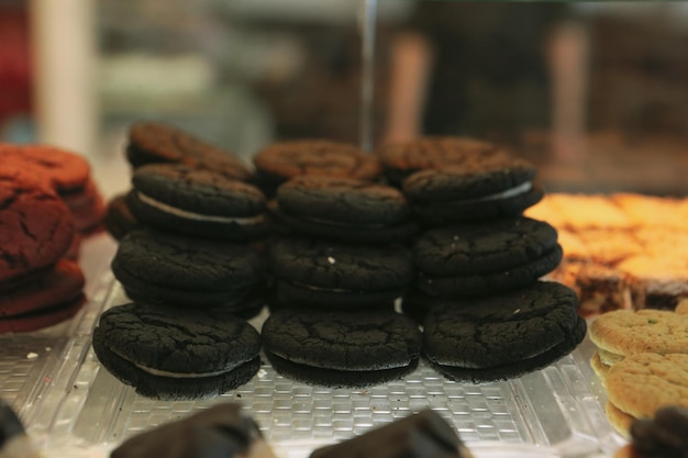 Gruppo di biscotti assortiti. Gocce di cioccolato, uvetta d'avena, cioccolato bianco