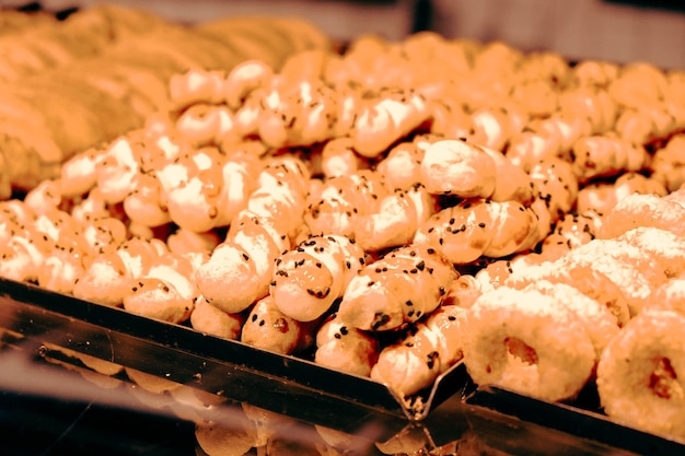 Gruppo di biscotti assortiti. Gocce di cioccolato, uvetta d'avena, cioccolato bianco