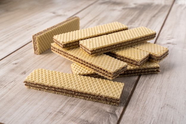 Gruppo di biscotti Wafer sulla tavola di legno lignt. Immagini Stock