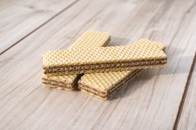 Gruppo di biscotti Wafer sulla tavola di legno lignt. Immagini Stock