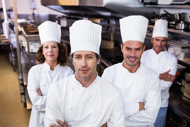 Gruppo di chef felici, sorridendo alla telecamera