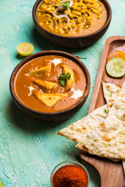 Gruppo di cibo indiano come Palak Paneer Butter Masala, Choley o chola e curry di fagioli con occhi neri con Naan e riso