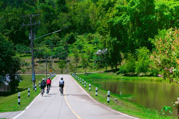 Gruppo di ciclisti in bicicletta sulla bicicletta da strada, foto di sport in natura