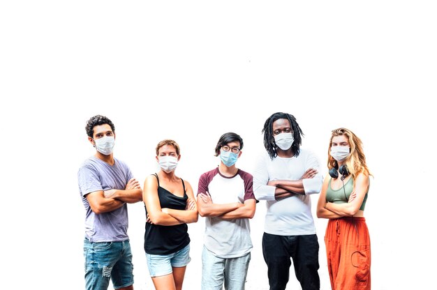 Gruppo di cinque persone con maschera in strada