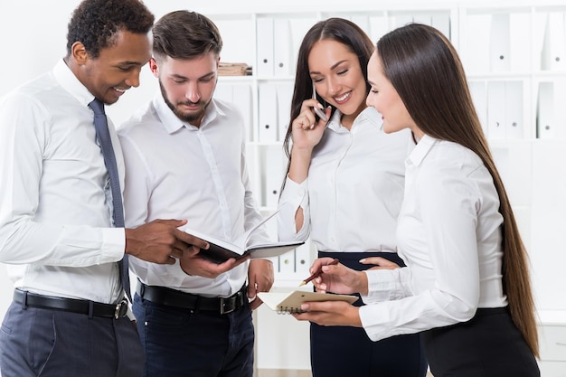 Gruppo di colleghi che discutono del progetto