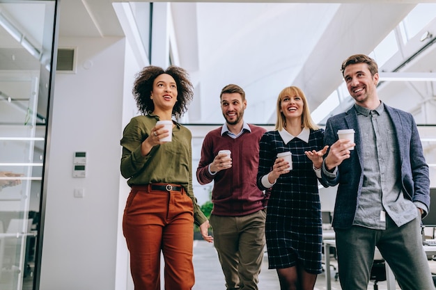 Gruppo di colleghi che hanno una pausa caffè