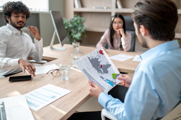 Gruppo di colleghi che lavorano insieme in ufficio