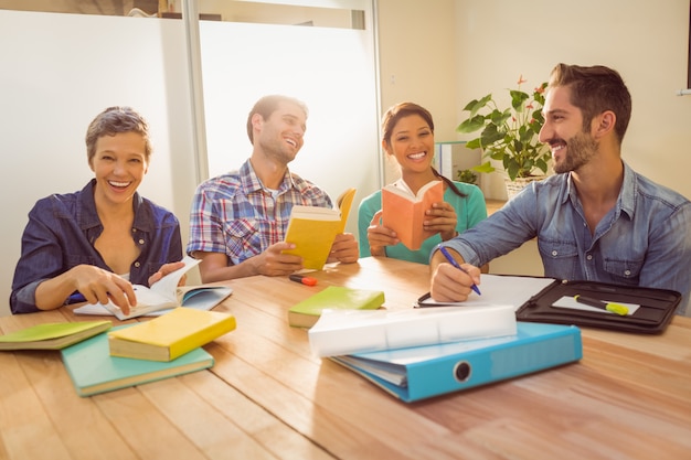 Gruppo di colleghi che leggono libri